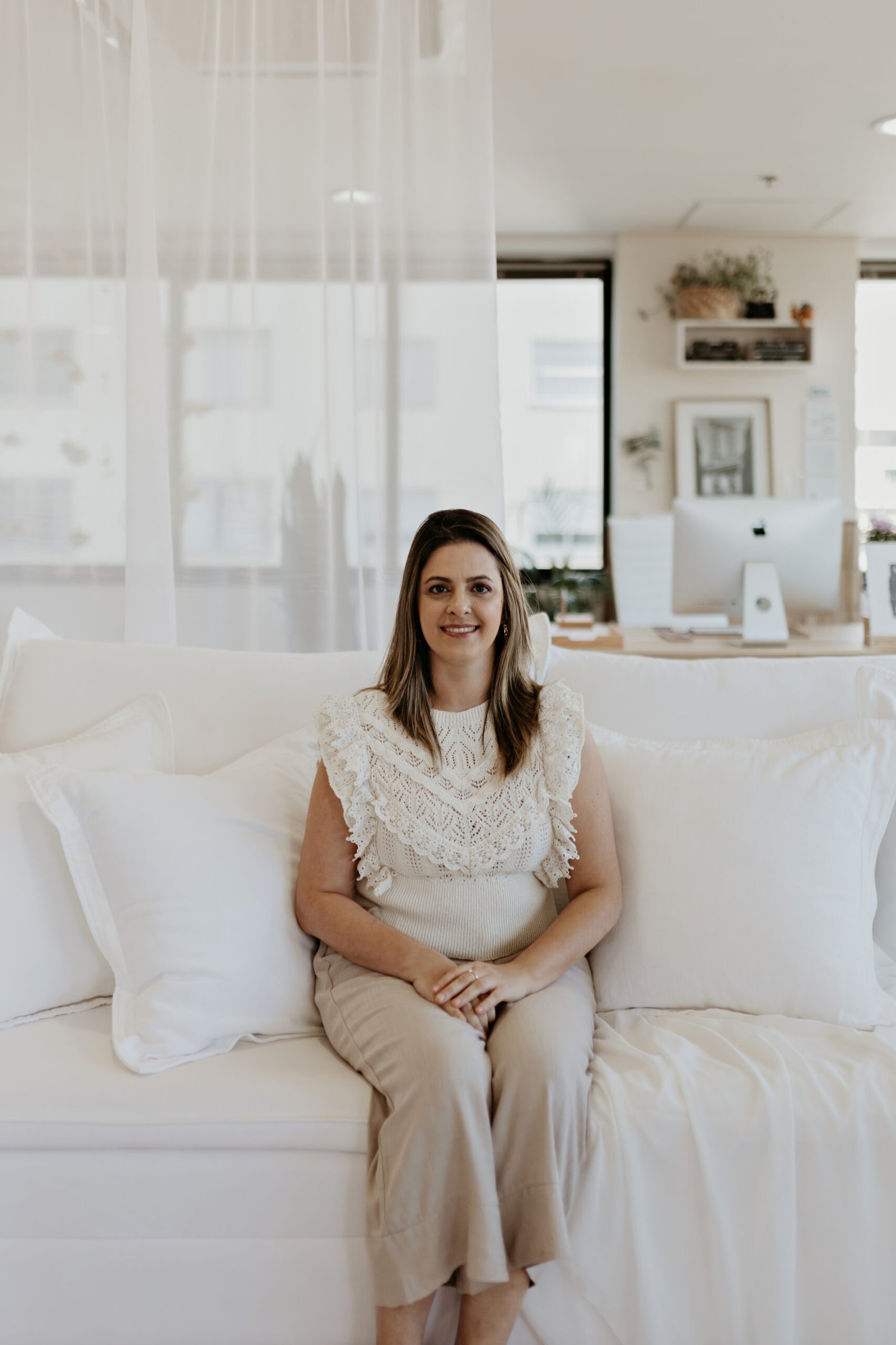 Glaucia Cicala, psicanalista, sentada em ambiente de atendimento